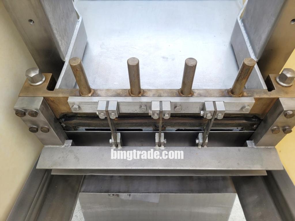 Magurit-frozen-block-guillotine-10